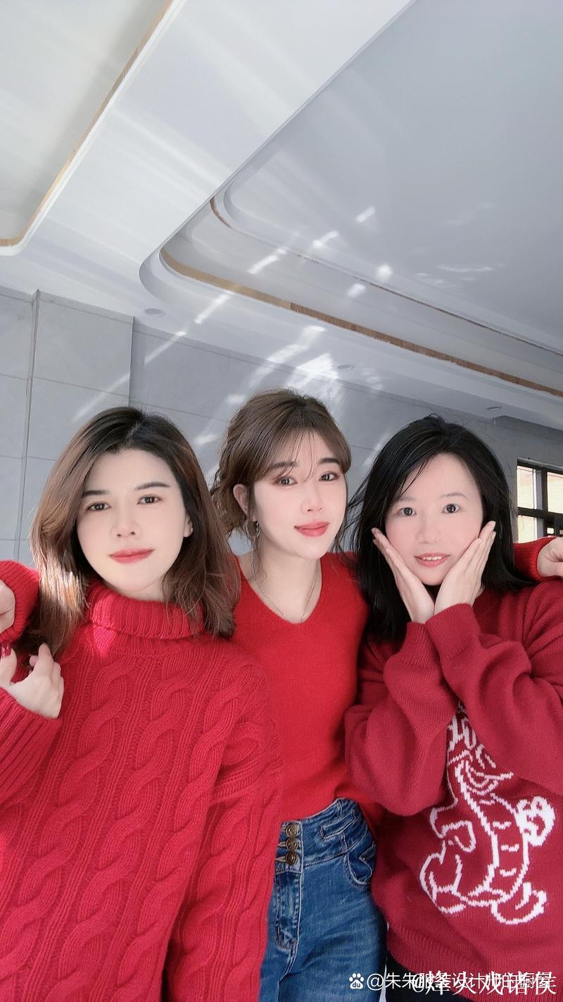 可爱球迷！掘金社媒晒两位身穿圣诞主题毛衣的球迷合影照片